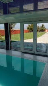 Басейн Хуст переливна рішітка з каменю