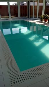 Басейн Хуст переливна рішітка з каменю